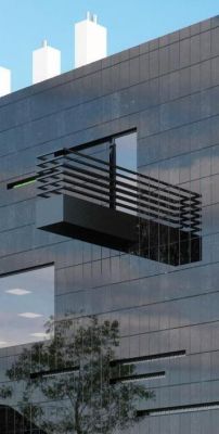 detal: balkon Skrzydła Zachodniego ze szczelinami doświetlającymi / Details: the balcony & the shining slots.